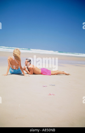 Junges Paar entspannende an einem einsamen Strand. Gold Coast. Australien. Stockfoto