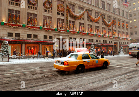 Saks, Fifth Avenue, Weihnachten & Schnee Stockfoto