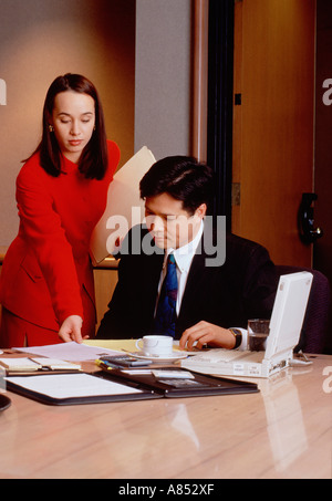 Nahaufnahme von Frau und Mann im Büro arbeiten. Stockfoto