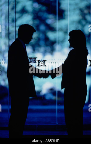 Innen-Seite Ansicht Silhouette von Mann und Frau Handshake-Gruß. Stockfoto
