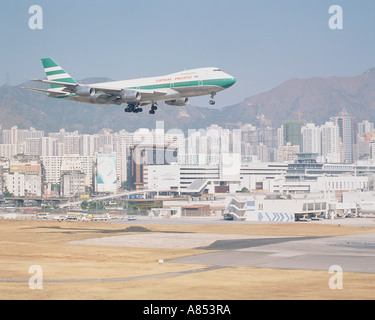 China. Hong Kong. Historische Aufnahme (ca. 1985) von Boeing 747 Jumbo Jet landet auf dem Flughafen Kaitak im Zentrum Stadt. Stockfoto