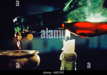 Nahaufnahme der Dekantieren Wein bei Kerzenschein. Stockfoto