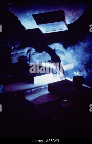 Vereinigtes Königreich. Schiffsbau-Industrie. Nahaufnahme des Mannes in die Schutzmaske Lichtbogenschweißen Stahlprofilen. Stockfoto