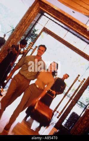 Junges Paar in der Hotel Lobby. Stockfoto