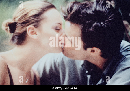Outdoor-Nahaufnahme, Kopf und Schultern, der junge Mann und Frau küssen. Stockfoto