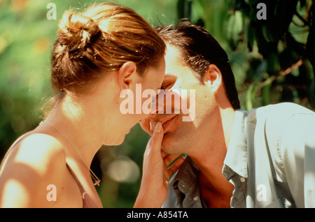 Outdoor-Nahaufnahme des jungen Paares in der Liebe. Stockfoto