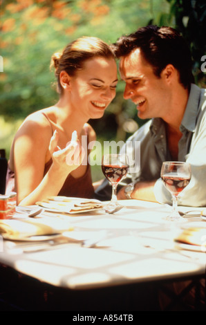 Outdoor-Nahaufnahme des jungen Paares im Sommer trinken Wein. Stockfoto