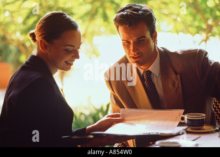Junges Paar tragen Unternehmen passt treffen im Restaurant unter freiem Himmel. Stockfoto