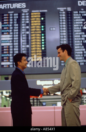 Zwei Männer-Handshake Gruß im Flughafen-terminal Gebäude. Stockfoto