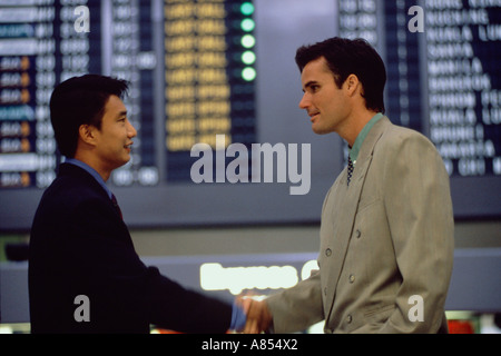 Nahaufnahme von zwei Männern Gruß Handshake am Flughafenterminal. Stockfoto