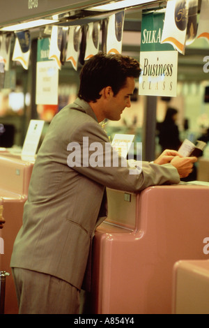 Wolfgang Mann Executive bei Airline Check-in-Schalter. Stockfoto