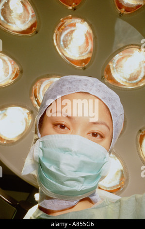 Indoor close-up Portrait von operativen Theater Krankenschwester mit Licht Cluster. Stockfoto