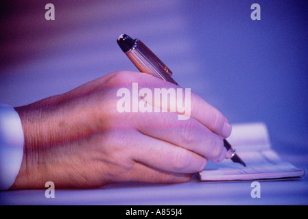 Indoor Nahaufnahme der Hand mit Stift Scheck Unterzeichnung des Mannes. Stockfoto