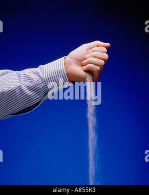 Studio close-up Konzept des Mannes Hand loslassen Strom von Sand. Stockfoto