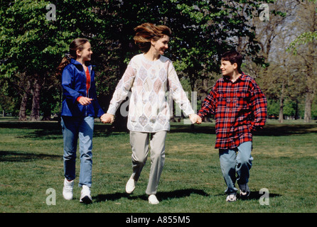 Familie. Mutter und Kinder in einem Park. Stockfoto