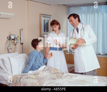 Arzt und Krankenschwester mit jungen Patienten im Krankenhaus. Stockfoto