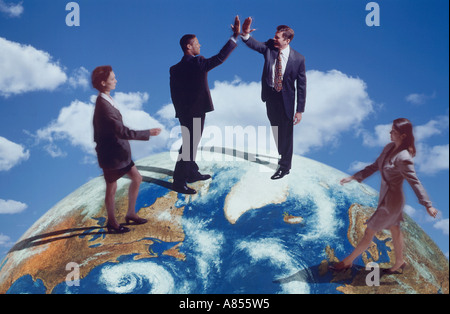 International Business Konzept von vier Menschen auf dem Dach der Welt. Stockfoto