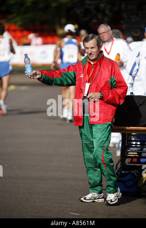 7. Europäische Cup Race Walking Meisterschaft Leamington Spa Warwickshire 20. Mai 2007 austeilen Wasser für Sportler Stockfoto