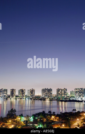 Blick auf Mehrfamilienhäuser und Häuser in der Abenddämmerung in Sunny Isles Beach / Aventura Bereich, Miami, Florida USA. Stockfoto