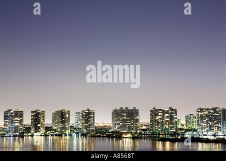 Ansicht des Wohnblocks in der Abenddämmerung in Sunny Isles Beach / Aventura Bereich, Miami, Florida USA. Stockfoto