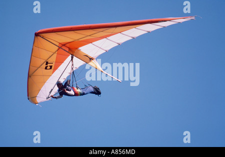 Mann-Drachenfliegen. Hängegleiter im Flug. Stockfoto