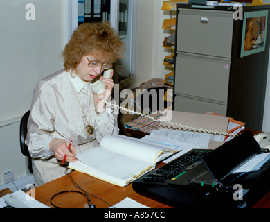 Die Sekretärin einen Termin buchen. Stockfoto