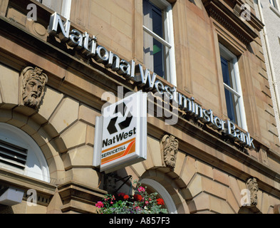 NAT West-Logo auf einen Service bis zum Schild eine Filiale der National Westminster Bank, Barnard Castle, Durham, England, UK. Stockfoto