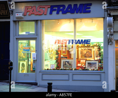 Schnelle Frame shop Fenster nachts, England, UK. Stockfoto