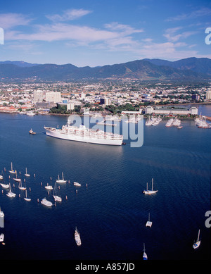 Australien. Queensland. Cairns. Luftaufnahme der Stadt und den Hafen mit Kreuzfahrtschiffen. Stockfoto