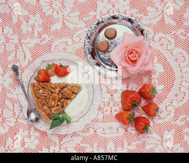 Essen-Stilleben.  Pecan Pie Dessert servieren. Stockfoto