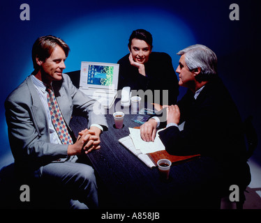 Drei Führungskräfte in Atelierbüro spät arbeiten. Stockfoto