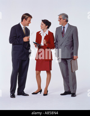 Indoor Studio voller Länge Bild von drei Personen stehend reden miteinander. Stockfoto