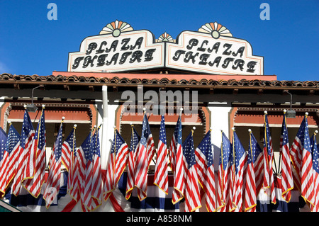 Zahlreiche amerikanische Flaggen im Plaza Theater am Osten Palm Canyon Drive Palm Springs Kalifornien USA Stockfoto