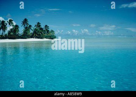 Cook-Inseln. Klare, blaue Meer und tropische Strände mit Kokospalmen. Stockfoto