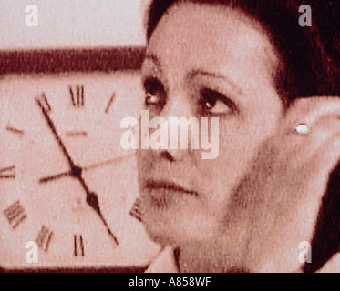 Frau und Uhr Gesicht in Nahaufnahme. Stockfoto