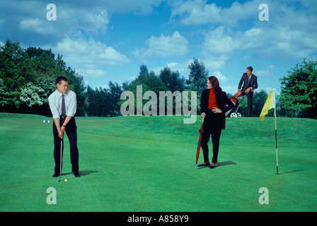 Konzept-Bild von drei Menschen in der Wirtschaft passt Golf spielen. Putting-Green. Stockfoto