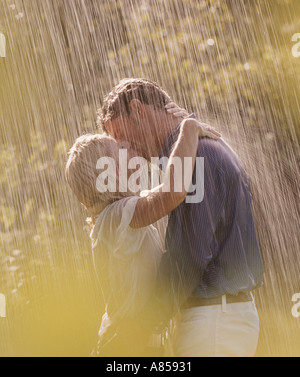 romantische junge Paar küssen im Regen Stockfoto