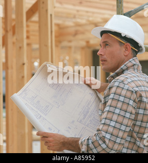 Architekt, Studium Blaupausen Gebäude während der Bauphase Stockfoto