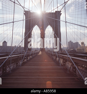 Brooklyn Bridge bei Sonnenuntergang in New York City Stockfoto