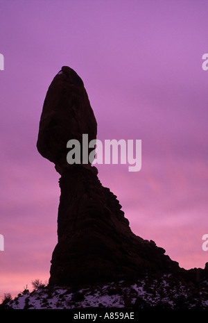 Ausgewogene Rock Silhouette gegen Sonnenaufgang beleuchteten Wolken Arches National Park Utah Stockfoto