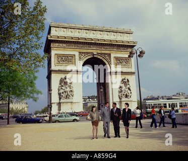 Gruppe von Menschen zu Fuß durch den Arc de Triomphe, Paris, Frankreich. Stockfoto