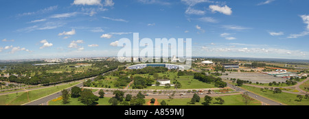 3 Bild Stich Panorama of The Centro de Convenções Ulisses Guimarães oder das CCUG (blaues Gebäude Mitte) Convention Center. Stockfoto