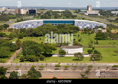 Eine Luftaufnahme des The Centro de Convenções Ulisses Guimarães oder CCUG (blaues Gebäude) Kongresszentrum von Brasilia. Stockfoto