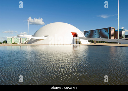 Das nationale Museum von Brasilia bildet Bestandteil der kulturellen Komplex der Republik zusammen mit der Nationalbibliothek. Stockfoto