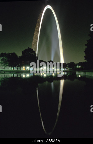 Der Gateway Arch spiegelt sich in einem Teich in der Nacht Jefferson National Expansion Memorial St. Louis Missouri Stockfoto