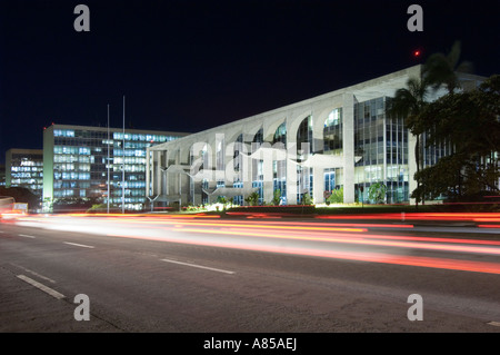 Das Justizministerium Gebäude (Ministério da Justiça) in Brasilia, in der Nacht mit dem Auto Lichtspuren. Stockfoto