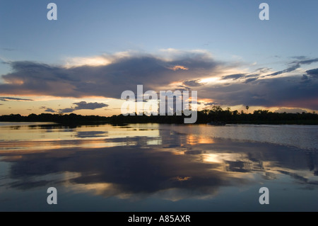 Ein Sonnenuntergang gespiegelten Reflexion über das Pantanal in Brasilien. Stockfoto