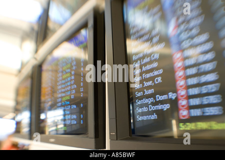 Flughafen-Monitore im terminal Newark New Jersey Stockfoto