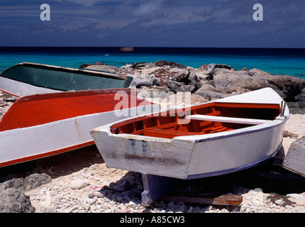 Bonaire hölzerne Fischerboote am Ufer in der Nähe von Salt Pier Stockfoto