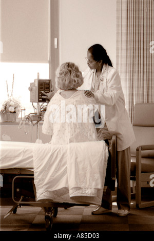 Krankenschwester und Patient im Bett im Krankenhaus Prüfung Stockfoto